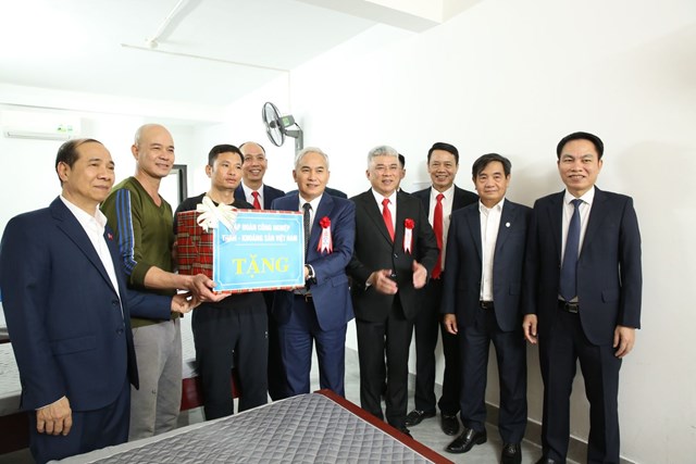 L&atilde;nh đạo Tỉnh ủy Quảng Ninh v&agrave; l&atilde;nh đạo Tập đo&agrave;n thăm hỏi, động vi&ecirc;n c&ocirc;ng nh&acirc;n lao động C&ocirc;ng ty Than U&ocirc;ng B&iacute; tại Khu tập thể V&agrave;ng Danh.