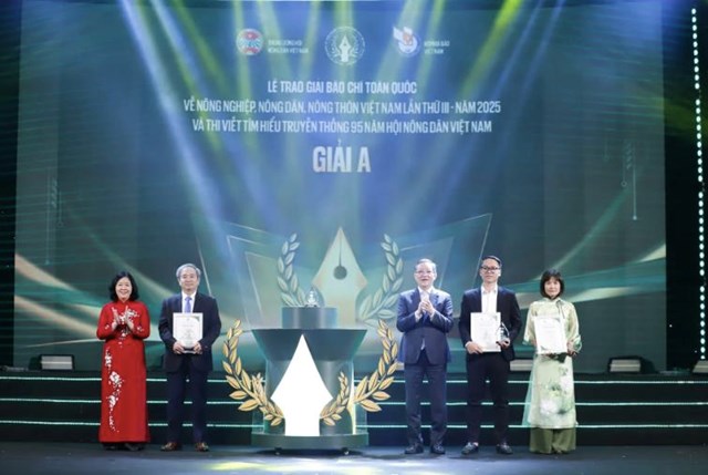 C&aacute;c đồng ch&iacute; B&ugrave;i Thị Minh Ho&agrave;i, Lương Quốc Đo&agrave;n (lần lượt thứ nhất v&agrave; ba từ tr&aacute;i sang) trao giải A Giải b&aacute;o ch&iacute; v&agrave; giải A Cuộc thi viết cho c&aacute;c t&aacute;c giả, đại diện nh&oacute;m t&aacute;c giả ti&ecirc;u biểu.