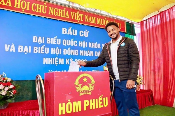 Cầu thủ nhập tịch Nguyễn Xuân Son lần đầu tiên được tham gia bầu cử Cầu thủ nhập tịch Nguyễn Xuân Son lần đầu tiên được tham gia bầu cử