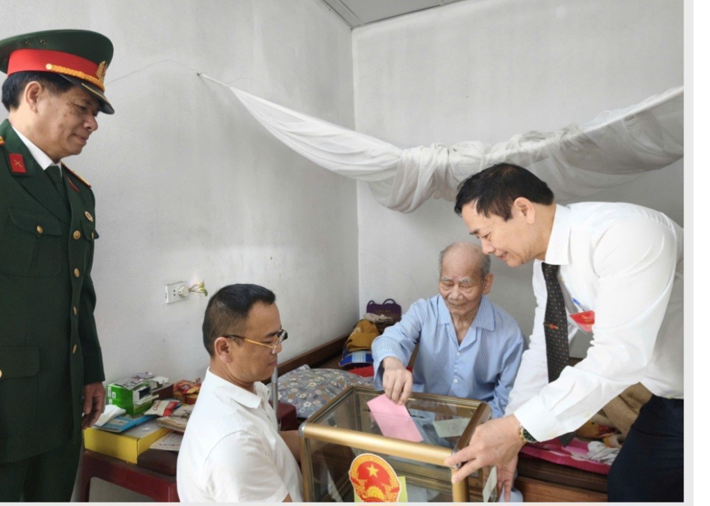 Cử tri trăm tuổi tại Quảng Ninh phấn khởi tham gia Ngày hội lớn Cử tri trăm tuổi tại Quảng Ninh phấn khởi tham gia Ngày hội lớn