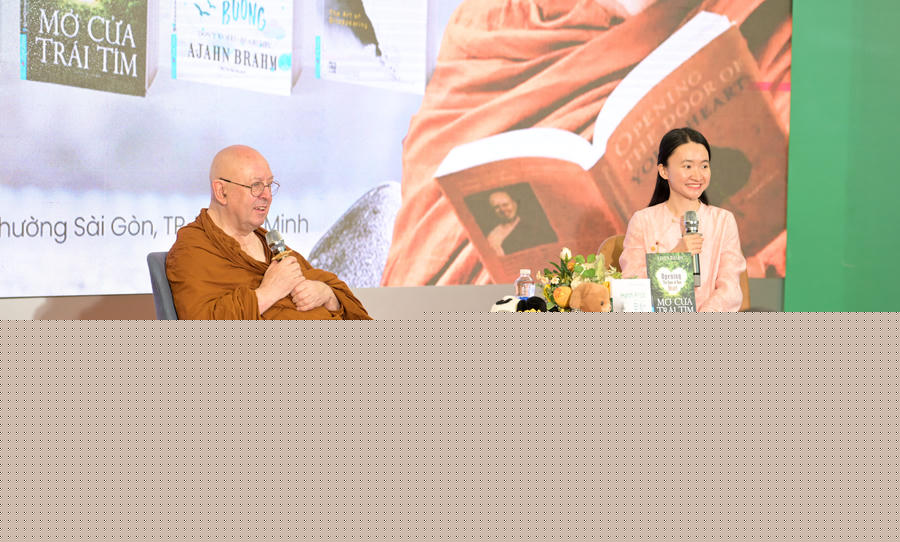 Thiền sư Ajahn Brahm va host Tuệ An tại sự kiện.