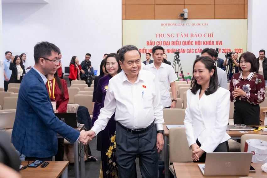 Chủ tịch Quốc hội Trần Thanh Mẫn thăm, động viên các phóng viên báo chí tác nghiệp tại Trung tâm Báo chí Chủ tịch Quốc hội Trần Thanh Mẫn thăm, động viên các phóng viên báo chí tác nghiệp tại Trung tâm Báo chí