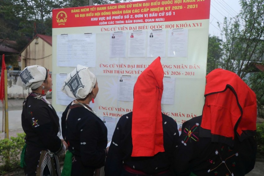 Cử tri đồng bào các dân tộc thiểu số đã có mặt từ sớm tại điểm bầu cử. Ảnh: Đồng Văn Thưởng Cử tri đồng bào các dân tộc thiểu số đã có mặt từ sớm tại điểm bầu cử. Ảnh: Đồng Văn Thưởng