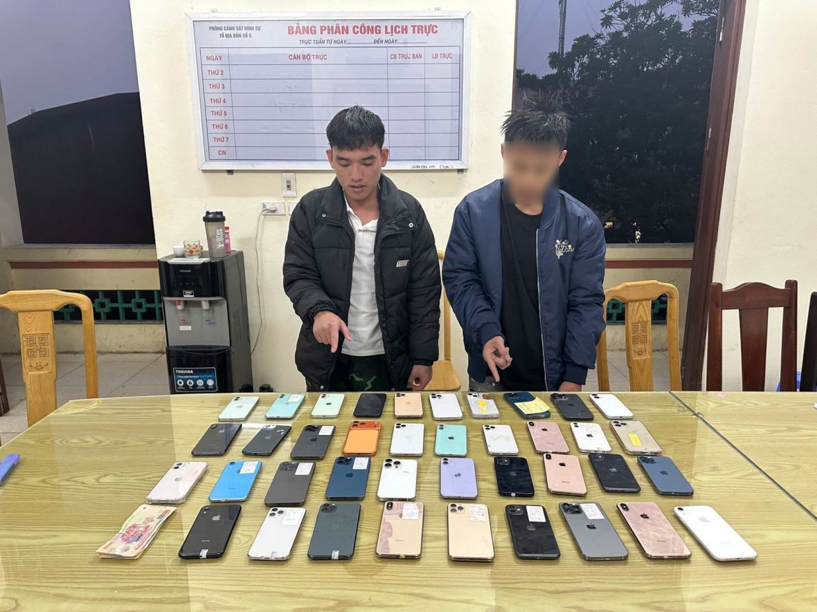 Bắt giữ 2 đối tượng lẻn vào ăn trộm 39 điện thoại iPhone ở Phú Thọ Bắt giữ 2 đối tượng lẻn vào ăn trộm 39 điện thoại iPhone ở Phú Thọ