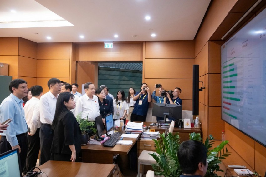 Chủ tịch Quốc hội Trần Thanh Mẫn kiểm tra, động viên đội ngũ phục vụ bầu cử tại Văn phòng Hội đồng Bầu cử quốc gia Chủ tịch Quốc hội Trần Thanh Mẫn kiểm tra, động viên đội ngũ phục vụ bầu cử tại Văn phòng Hội đồng Bầu cử quốc gia