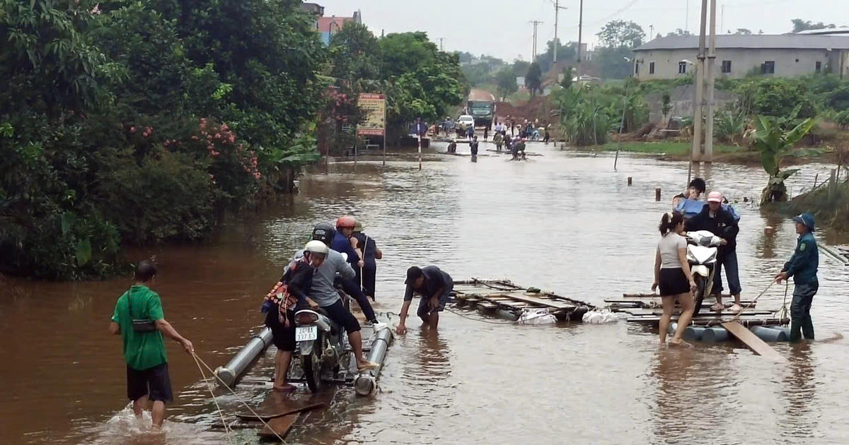 Mưa lũ gây ách tắc nhiều ngày trên Quốc lộ 279 ở Tuyên Quang, nhiều người lợi dụng trục lợi