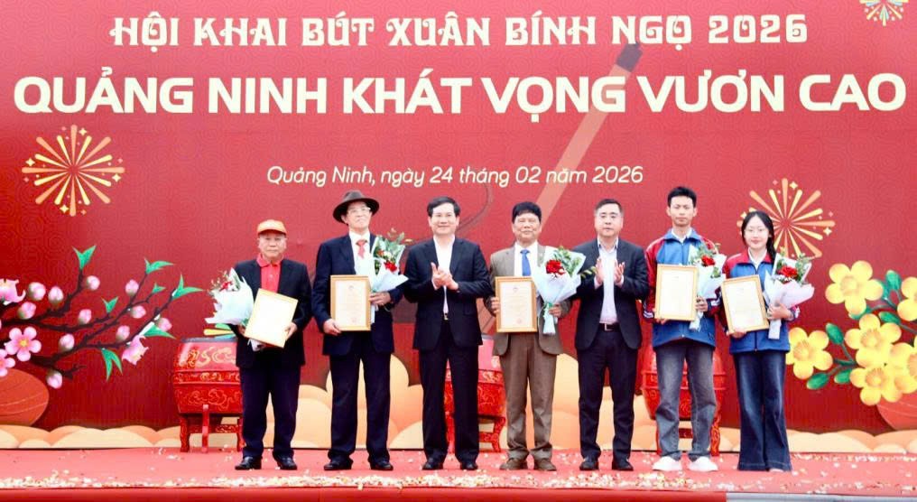 Ủy ban MTTQ tỉnh khen thưởng các văn nghệ sĩ và học sinh có thành tích trong năm 2025.