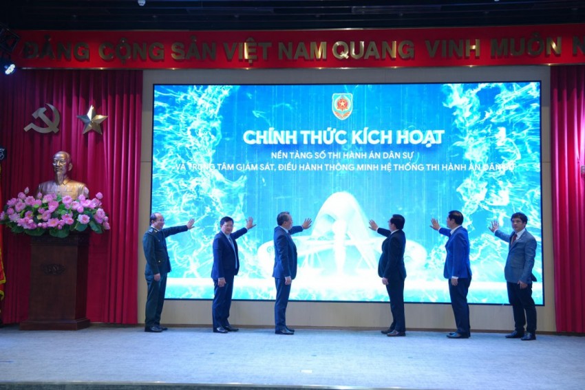 Phó Thủ tướng Hồ Quốc Dũng (thứ 3 từ phải sang) cùng các đại biểu thực hiện nghi thức kích hoạt Nền tảng số thi hành án dân sự. (ảnh trong bài: Phương Mai). Phó Thủ tướng Hồ Quốc Dũng (thứ 3 từ phải sang) cùng các đại biểu thực hiện nghi thức kích hoạt Nền tảng số thi hành án dân sự. (ảnh trong bài: Phương Mai).