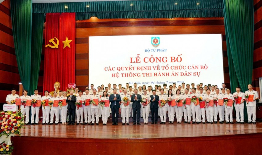 Bộ trưởng Bộ Tư pháp Nguyễn Hải Ninh, các Thứ trưởng Mai Lương Khôi, Nguyễn Thanh Ngọc, Phó Bí thư chuyên trách Đảng ủy Bộ Tư pháp Nguyễn Quang Thái và các trưởng THADS các tỉnh, thành phố tại Lễ công bố quyết định về tổ chức cán bộ hệ thống THADS. Bộ trưởng Bộ Tư pháp Nguyễn Hải Ninh, các Thứ trưởng Mai Lương Khôi, Nguyễn Thanh Ngọc, Phó Bí thư chuyên trách Đảng ủy Bộ Tư pháp Nguyễn Quang Thái và các trưởng THADS các tỉnh, thành phố tại Lễ công bố quyết định về tổ chức cán bộ hệ thống THADS.