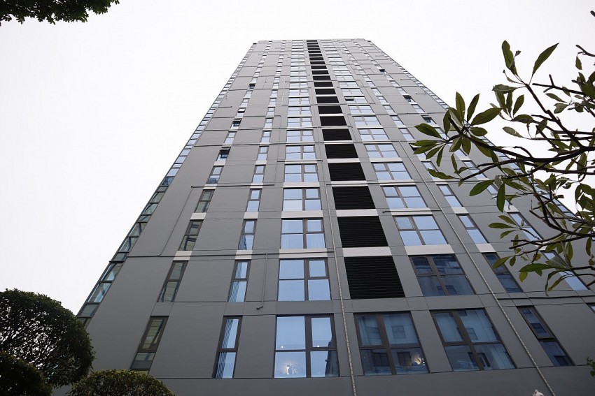 Với tầm nhìn ra hai hồ Hoàng Cầu và Thành Công, dự án được định hướng theo phân khúc hạng sang với giá rao bán khởi điểm từ 135 - 175 triệu đồng/m2, chưa bao gồm VAT và quỹ bảo trì. Giá này đắt hơn một dự án chung cư giai đoạn 2 tại mặt đường đôi Lê Quang Đạo với mỗi bên 4 làn xe gần sân vận động Mỹ Đình hiện nhiều môi giới đang rao bán với giá chào từ 120 -130 triệu đồng/m2. Với tầm nhìn ra hai hồ Hoàng Cầu và Thành Công, dự án được định hướng theo phân khúc hạng sang với giá rao bán khởi điểm từ 135 - 175 triệu đồng/m2, chưa bao gồm VAT và quỹ bảo trì. Giá này đắt hơn một dự án chung cư giai đoạn 2 tại mặt đường đôi Lê Quang