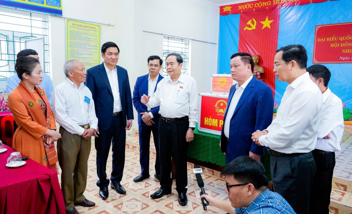 Chủ tịch Quốc hội Trần Thanh Mẫn kiểm tra khu vực bỏ phiếu xã Hưng Nguyên, Nghệ An.
