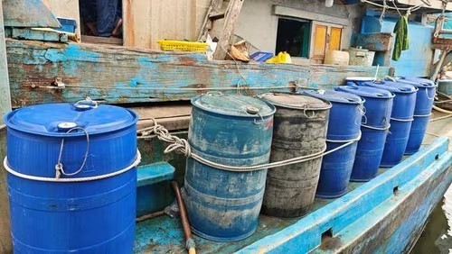 Cảnh sát biển bắt giữ 2 tàu cá vận chuyển 47.000 lít dầu không rõ nguồn gốc