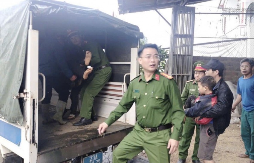 Công an xã dùng xe đặc chủng chở hai bố con bị tai nạn đi cấp cứu