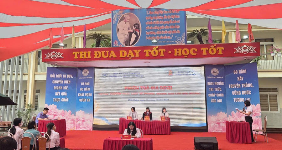 Nâng cao ý thức thượng tôn pháp luật trong học đường thông qua phiên tòa giả định tại trường TH & THCS Nam Dư