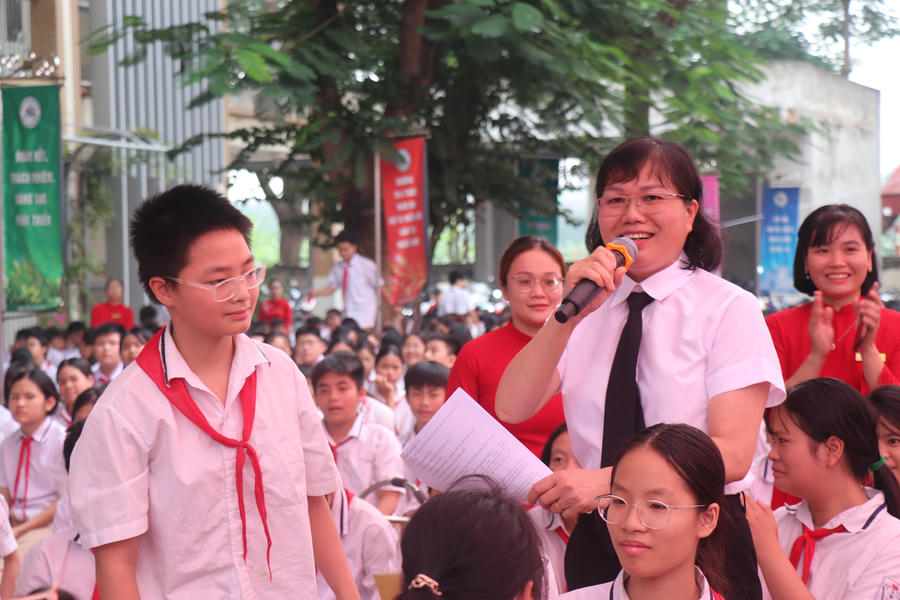 Các em học sinh hăng hái tham gia trả lời câu hỏi về phiên tòa giả định.