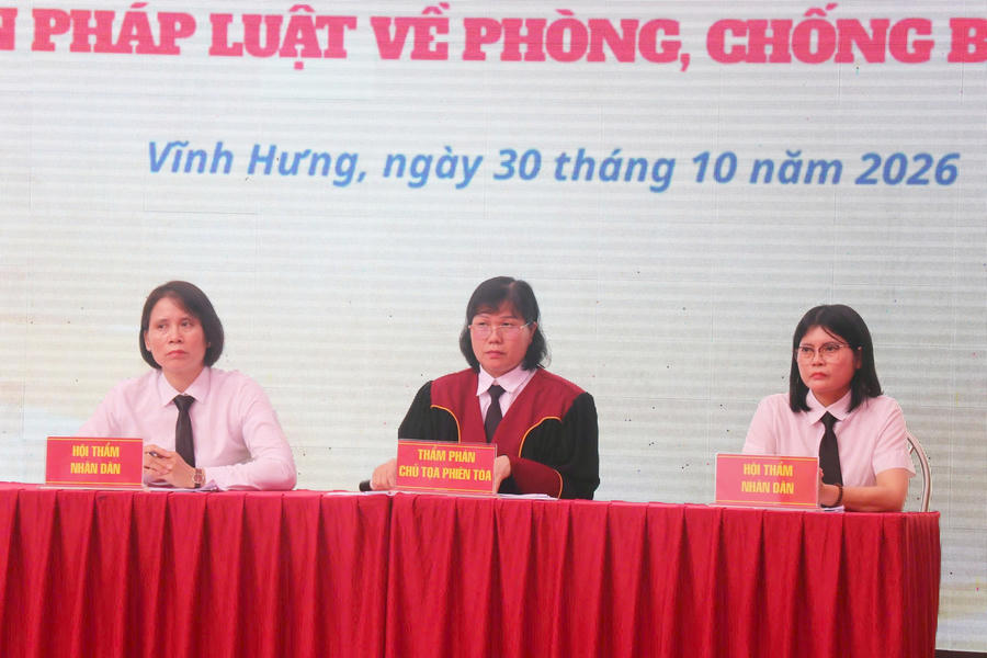 Các Luật sư thuộc Đoàn Luật sư TP Hà Nội đóng vai những người tiến hành tố tụng và những người tham gia tố tụng trong Phiên tòa giả định.