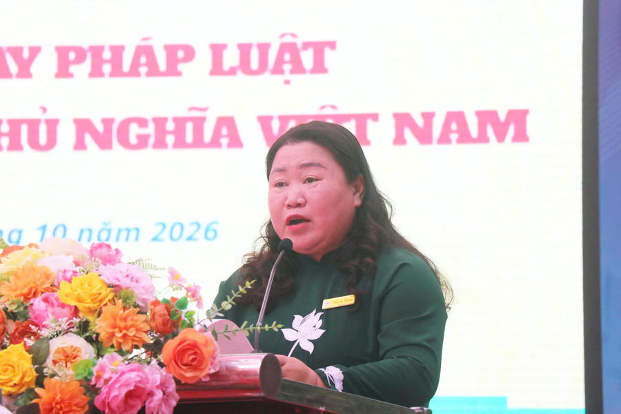 Cô Trần Lệ Khanh - Bí thư Đảng bộ, Hiệu trưởng Trường TH&THCS Nam Dư.