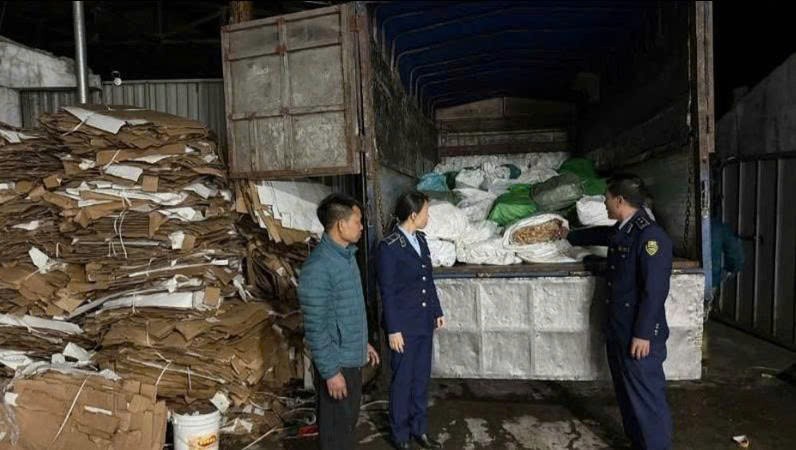 Chi cục QLTT tỉnh Quảng Ninh đã liên tiếp phát hiện 2 vụ vận chuyển thực phẩm không rõ nguồn gốc.