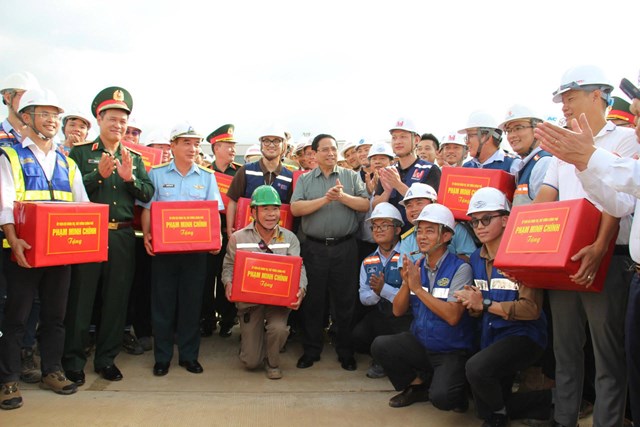 Thủ tướng Phạm Minh Ch&iacute;nh tặng qu&agrave;, động vi&ecirc;n c&aacute;c lực lượng tham gia triển khai dự &aacute;n đường cao tốc, đường kết nối với s&acirc;n bay.