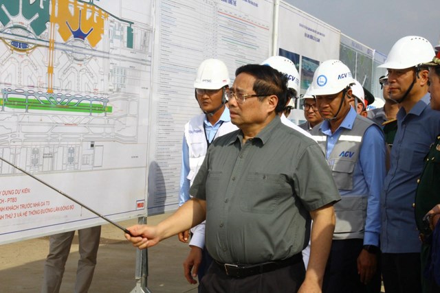 Thủ tướng Phạm Minh Ch&iacute;nh kiểm tra một số dự &aacute;n đường cao tốc, đường kết nối với s&acirc;n bay.