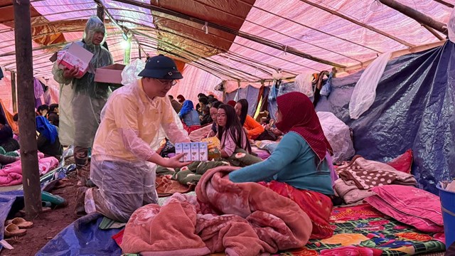 C&aacute;n bộ Quỹ Thiện T&acirc;m đi khảo s&aacute;t v&agrave; thăm hỏi c&aacute;c gia đ&igrave;nh bị ảnh hưởng bởi b&atilde;o lũ. Ri&ecirc;ng 2 th&aacute;ng cuối năm 2025, Tập đo&agrave;n đ&atilde; tham gia hỗ trợ 1.000 tỷ đồng cho đồng b&agrave;o.