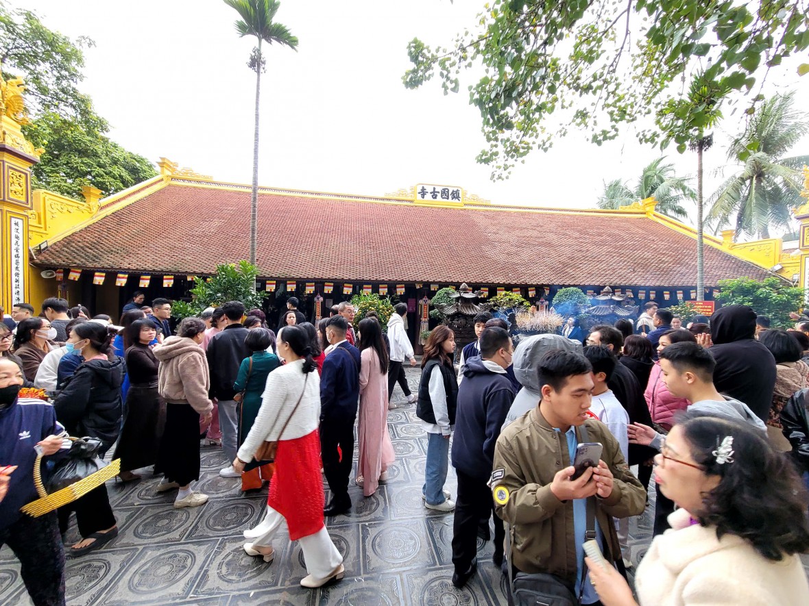 Dòng người thành kính lễ chùa Trấn Quốc mùng 2 Tết cầu bình an, may mắn Dòng người thành kính lễ chùa Trấn Quốc mùng 2 Tết cầu bình an, may mắn