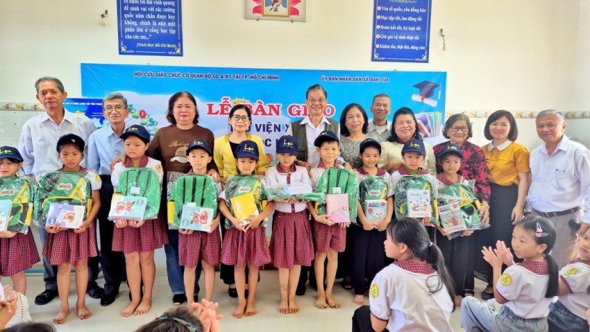 Hội Cựu Giáo chức Cơ quan Bộ GD&ĐT tại TP.HCM bàn giao “Thư viện xanh” và tặng quà cho học sinh tại Đồng Nai Hội Cựu Giáo chức Cơ quan Bộ GD&ĐT tại TP.HCM bàn giao “Thư viện xanh” và tặng quà cho học sinh tại Đồng Nai