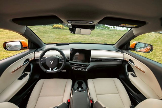 Nội thất VF 6 l&agrave; sự ho&agrave; trộn giữa c&ocirc;ng nghệ v&agrave; sự trang nh&atilde; được tạo n&ecirc;n từ c&aacute;c mảng m&agrave;u tương phản. &nbsp;