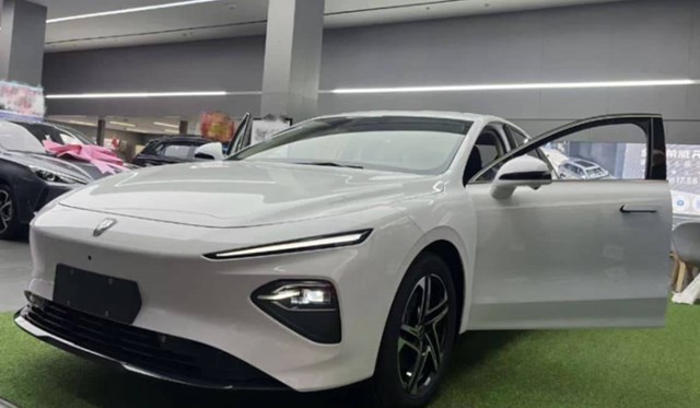 Mẫu sedan SAIC Roewe D7 c&oacute; 3 biến thể: plug-in hybrid (DMH - Dual Motor Hybrid), EV phạm vi 510 km v&agrave; EV 610 km. &nbsp;