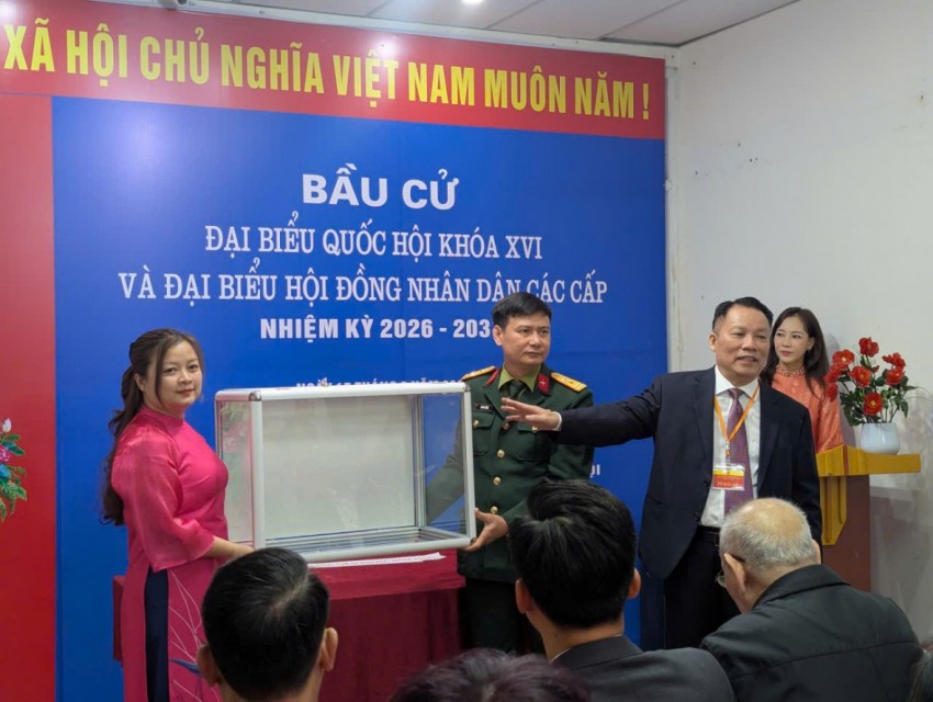 Tổ bầu cử tiến hành niêm phong hòm phiếu Tổ bầu cử tiến hành niêm phong hòm phiếu