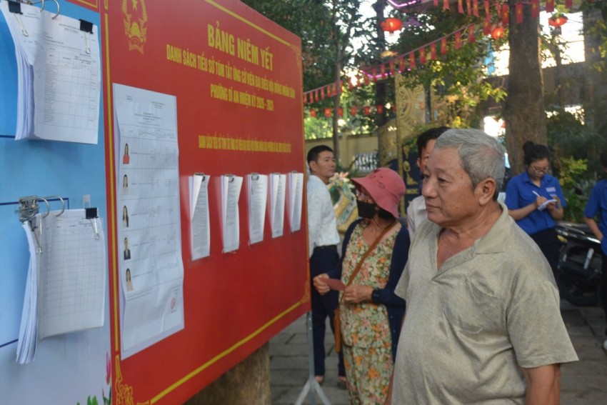 Ngay từ sáng sớm cử tri đã có mặt tại các điểm bỏ phiếu trong không khí trang trọng, phấn khởi. Ngay từ sáng sớm cử tri đã có mặt tại các điểm bỏ phiếu trong không khí trang trọng, phấn khởi.