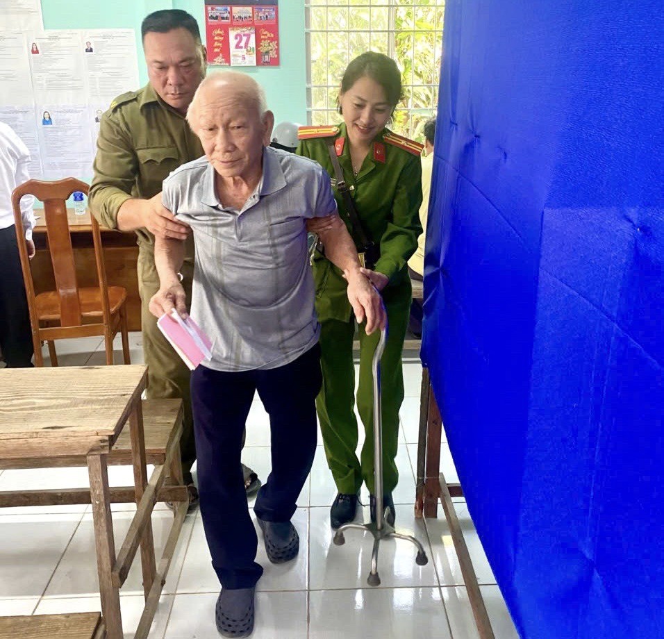 Thắm thiết tình quân dân trong ngày bầu cử nơi địa đầu cực Nam Tổ quốc Thắm thiết tình quân dân trong ngày bầu cử nơi địa đầu cực Nam Tổ quốc