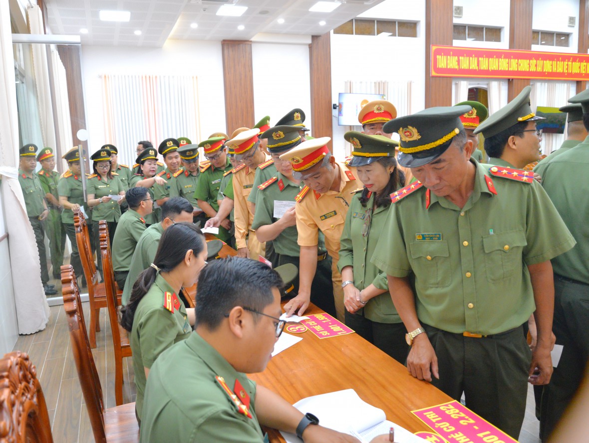 Tưng bừng ngày hội bầu cử tại Tổ bầu cử số 37, Công an tỉnh Cà Mau Tưng bừng ngày hội bầu cử tại Tổ bầu cử số 37, Công an tỉnh Cà Mau