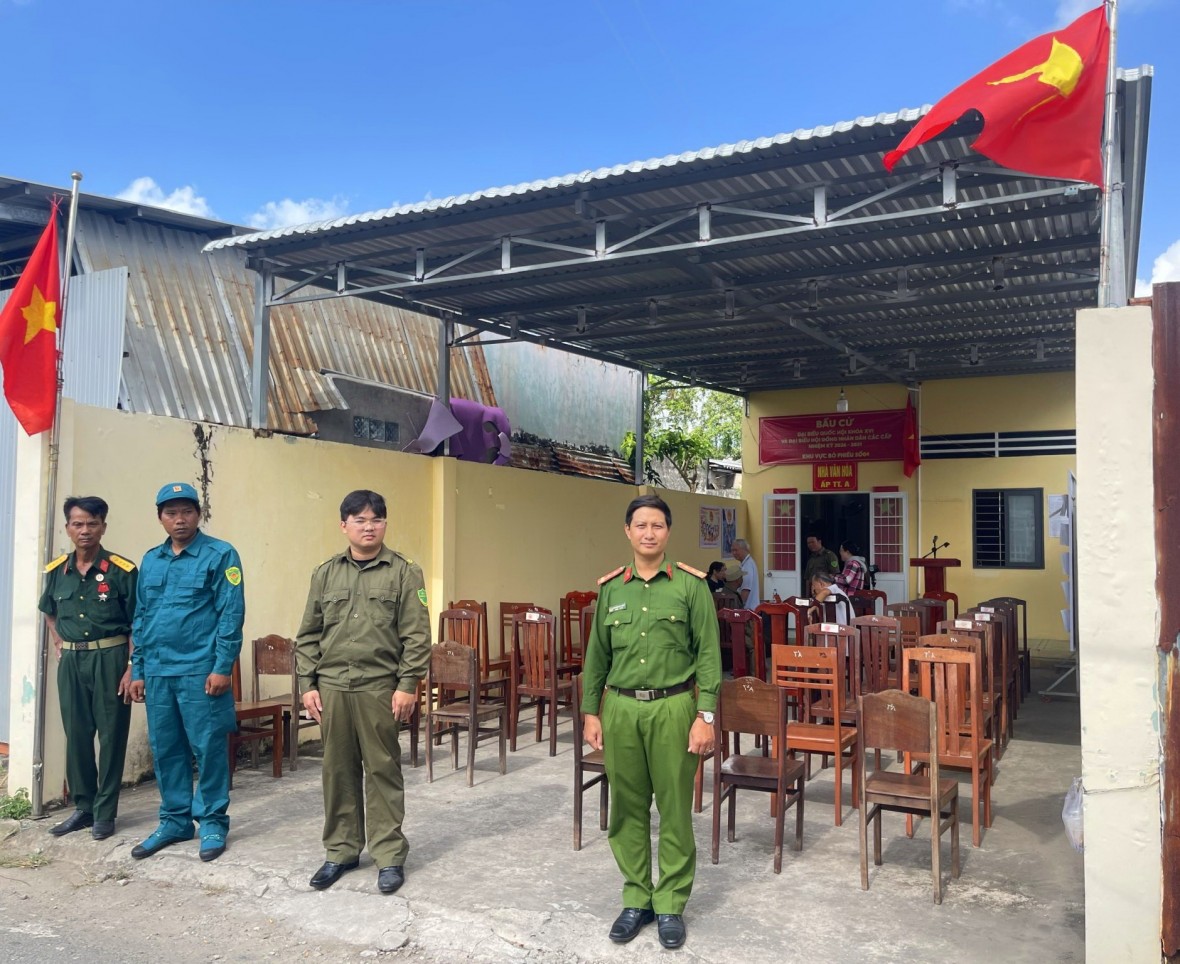 Thắm thiết tình quân dân trong ngày bầu cử nơi địa đầu cực Nam Tổ quốc Thắm thiết tình quân dân trong ngày bầu cử nơi địa đầu cực Nam Tổ quốc