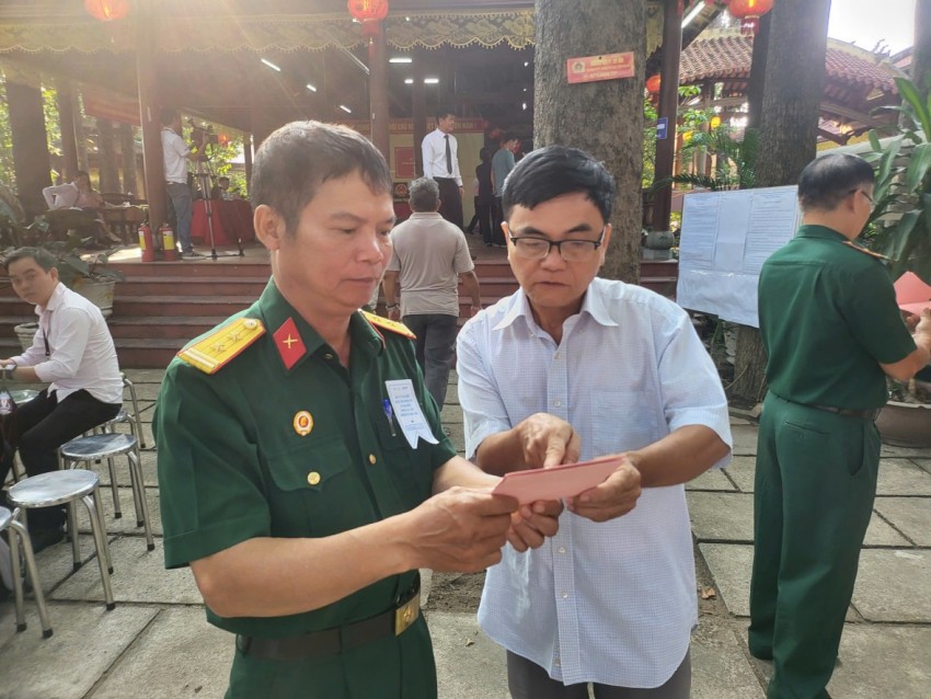 Các thành viên tổ bầu cử hướng dẫn cử tri. Các thành viên tổ bầu cử hướng dẫn cử tri.