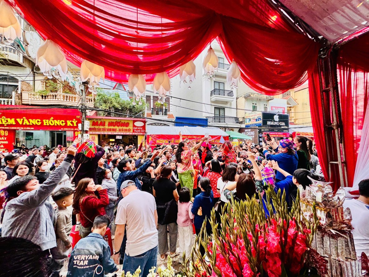 Khi đoàn rước đi qua, các cửa hàng trên tuyến phố trung tâm bắt đầu tung tiền “tán lộc”, tạo nên khung cảnh sôi động đặc trưng của phố lễ hội Kỳ Cùng – Tả Phủ. Khi đoàn rước đi qua, các cửa hàng trên tuyến phố trung tâm bắt đầu tung tiền “tán lộc”, tạo nên khung cảnh sôi động đặc trưng của phố lễ hội Kỳ Cùng – Tả Phủ.