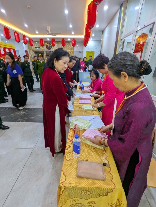 Rộn ràng điểm bỏ phiếu số 11 phường Thanh Liệt: Cử tri nô nức đi bầu từ sáng sớm Rộn ràng điểm bỏ phiếu số 11 phường Thanh Liệt: Cử tri nô nức đi bầu từ sáng sớm