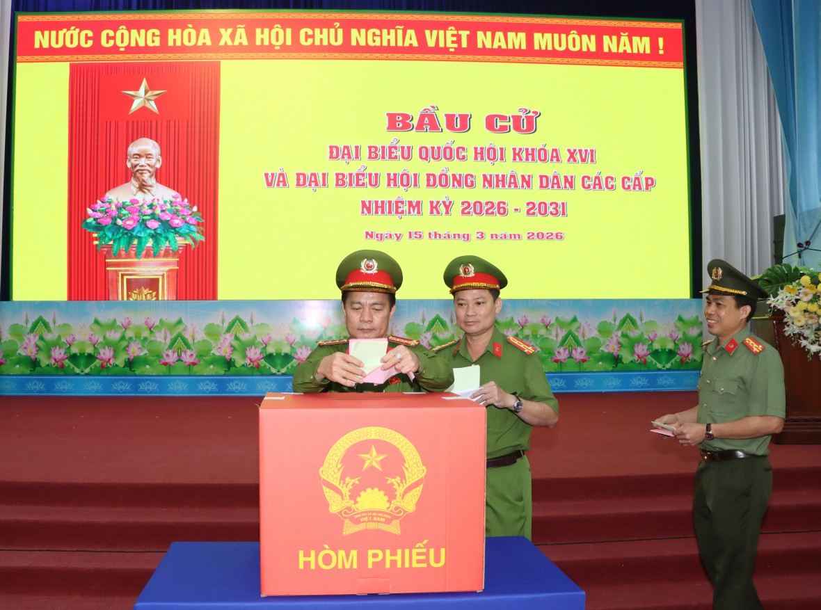 Tưng bừng ngày hội bầu cử tại Tổ bầu cử số 37, Công an tỉnh Cà Mau Tưng bừng ngày hội bầu cử tại Tổ bầu cử số 37, Công an tỉnh Cà Mau