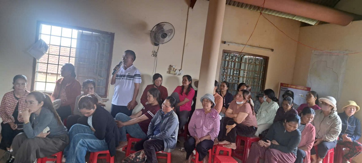 Chàng trai đất đỏ, gắn kết cộng đồng.