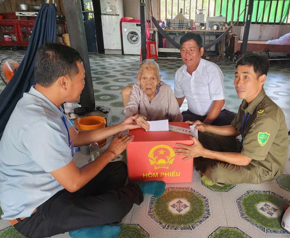 Thắm thiết tình quân dân trong ngày bầu cử nơi địa đầu cực Nam Tổ quốc Thắm thiết tình quân dân trong ngày bầu cử nơi địa đầu cực Nam Tổ quốc