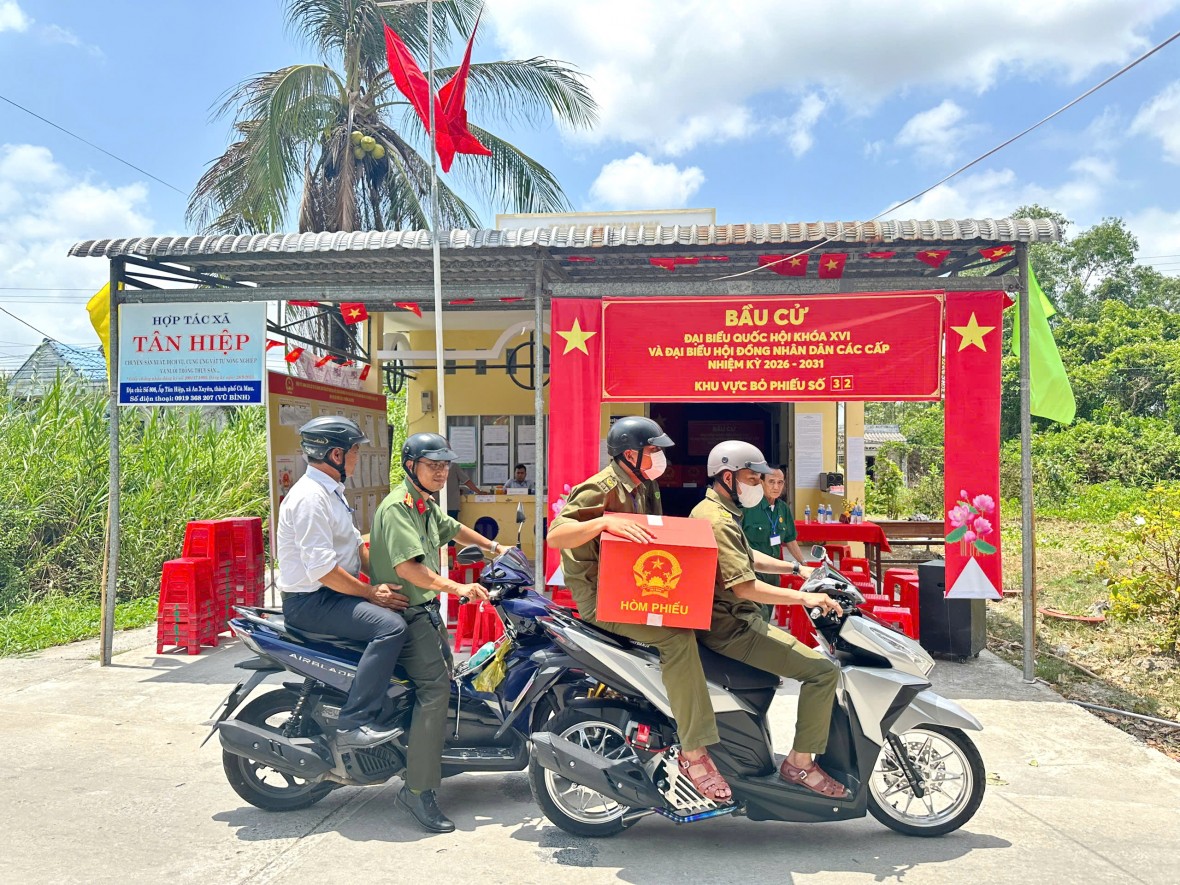 Thắm thiết tình quân dân trong ngày bầu cử nơi địa đầu cực Nam Tổ quốc Thắm thiết tình quân dân trong ngày bầu cử nơi địa đầu cực Nam Tổ quốc