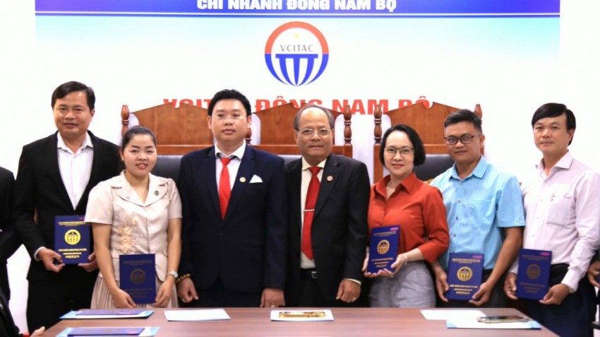 Ban lãnh đạo VCITAC Đông Nam Bộ trao Quyết định bổ nhiệm trọng tài viên cho các chuyên gia pháp lý.