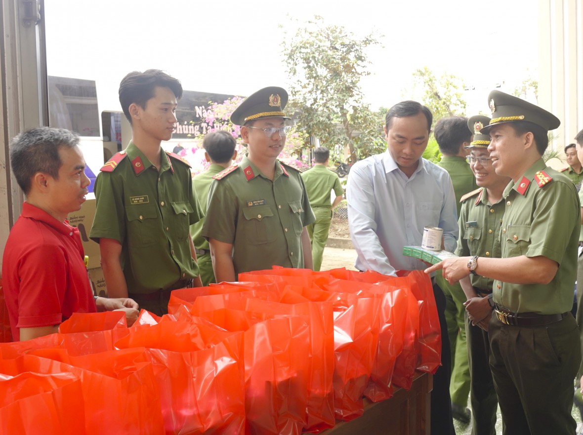 Tuổi trẻ Công an Cà Mau hiến máu tình nguyện, ra quân Tháng Thanh niên năm 2026