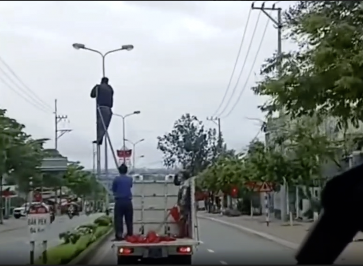 Hành vi rất nguy hiểm khi tham gia giao thông. Ảnh cắt từ clip