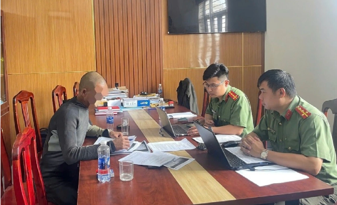 Công an làm việc với người đăng thông tin sai sự thật lên mạng xã hội 