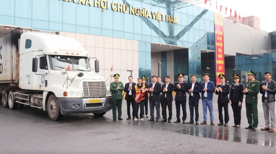 Lãnh đạo Ban Quản lý khu kinh tế tỉnh, lãnh đạo phường Móng Cái 1 và các ngành chức năng cửa khẩu chào đón, tặng hoa chúc mừng doanh nghiệp có lô hàng xuất khẩu và nhập khẩu đầu tiên thông quan vào ngày cuối tuần. 
