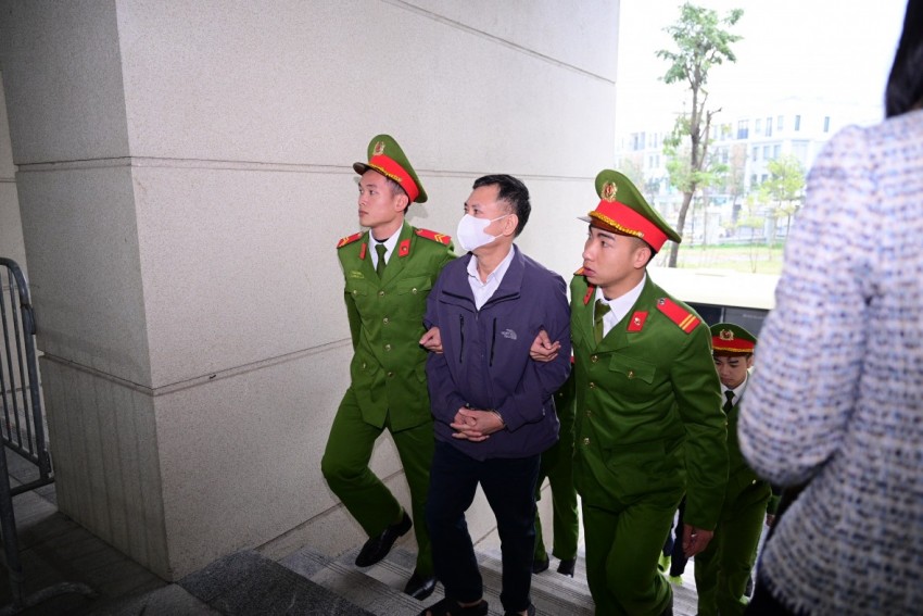 Hình ảnh dẫn giải các bị cáo trong đường dây nhận hối lộ tại Cục An toàn thực phẩm