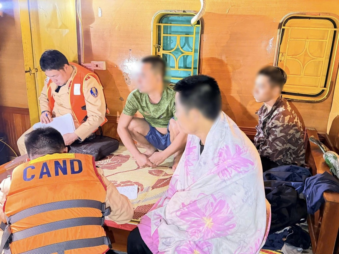 Bắt giữ 02 phương tiện khai thác cát trái phép trên sông Cầu