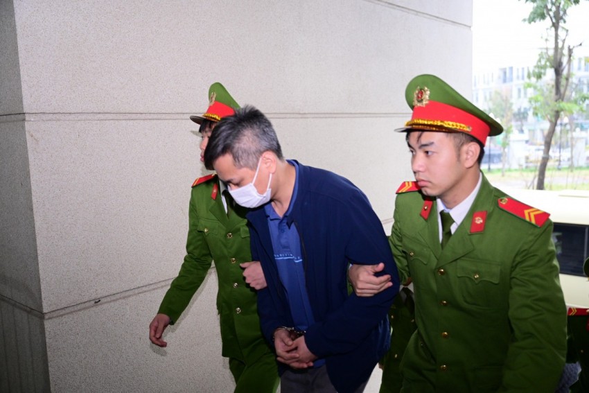 Hình ảnh dẫn giải các bị cáo trong đường dây nhận hối lộ tại Cục An toàn thực phẩm