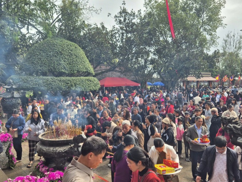 Lượng người dân và du khách đổ về lễ Mẫu ngày càng đông.